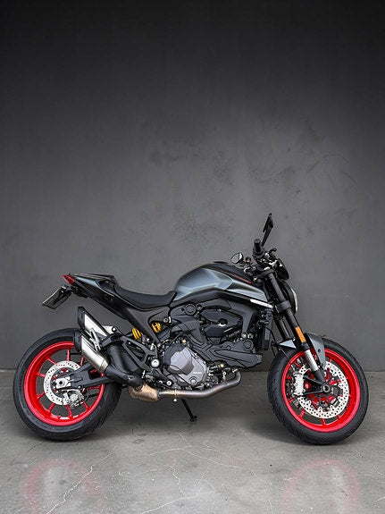 Ducati Monster 950+ /VARMEHOLKER/LAV KM STAND/ÅRLIG UTFØRT SERVICE 06.10.26/STRØKEN!