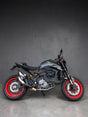 Ducati Monster 950+ /VARMEHOLKER/LAV KM STAND/ÅRLIG UTFØRT SERVICE 06.10.26/STRØKEN!